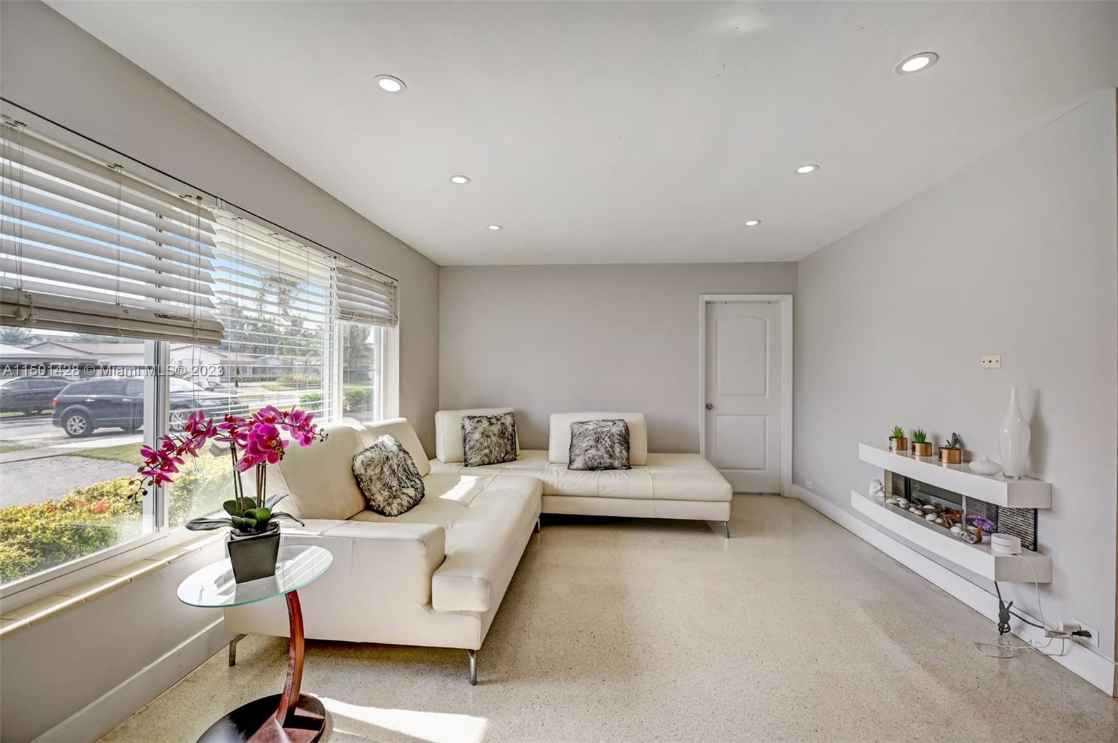 HOLLYWOOD HILLS - Residential Lease