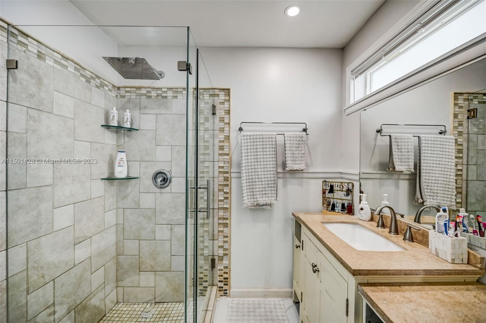 HOLLYWOOD HILLS - Residential Lease
