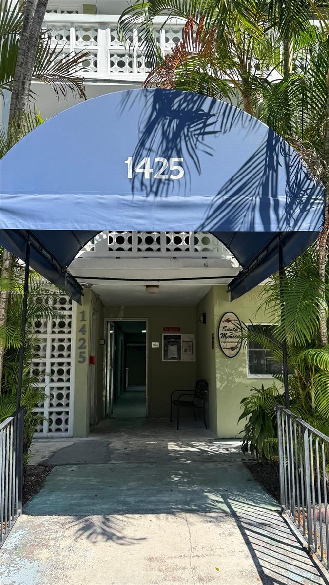 SANTA MONICA CONDOMINIUM - Residential