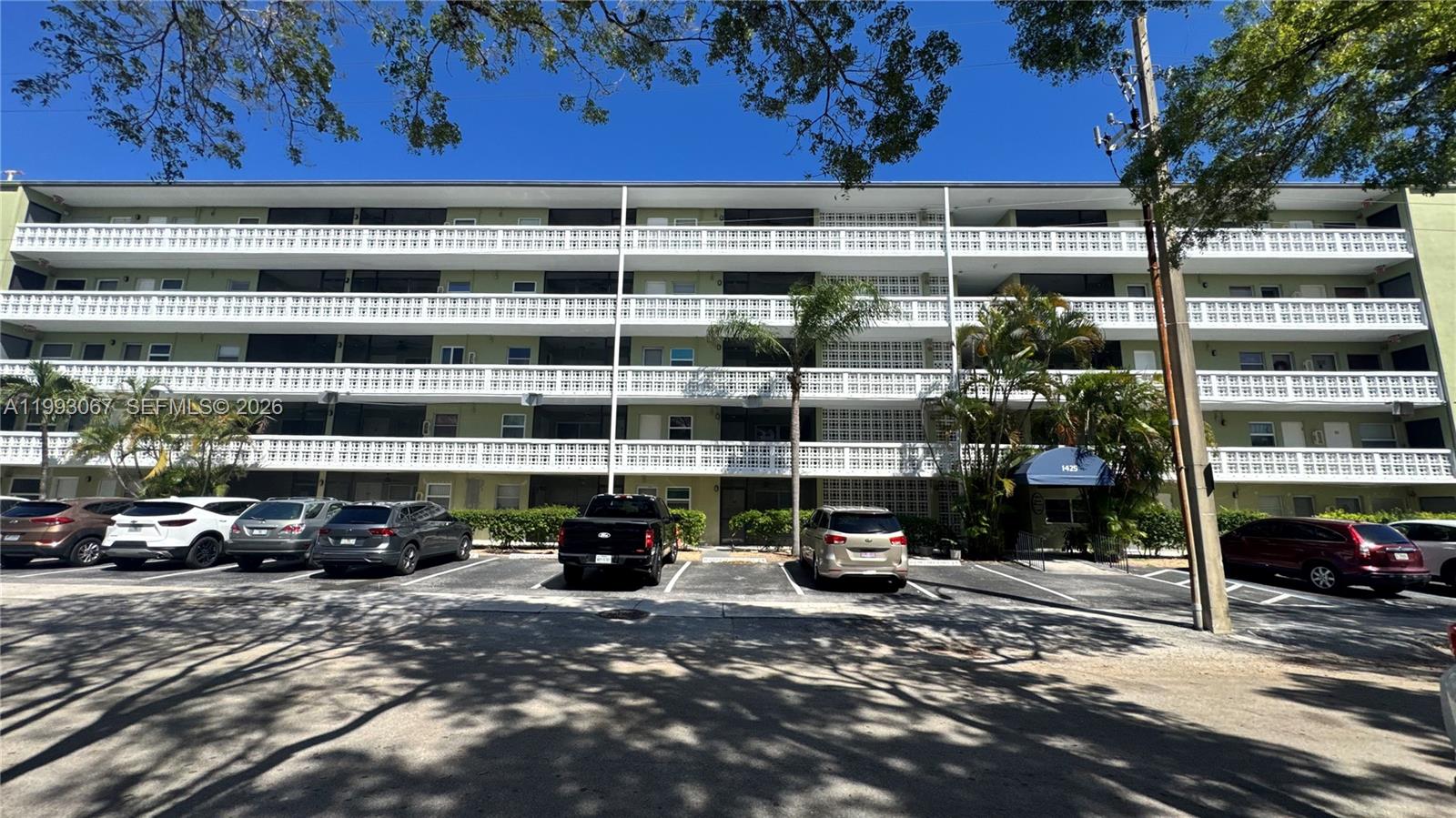 SANTA MONICA CONDOMINIUM - Residential