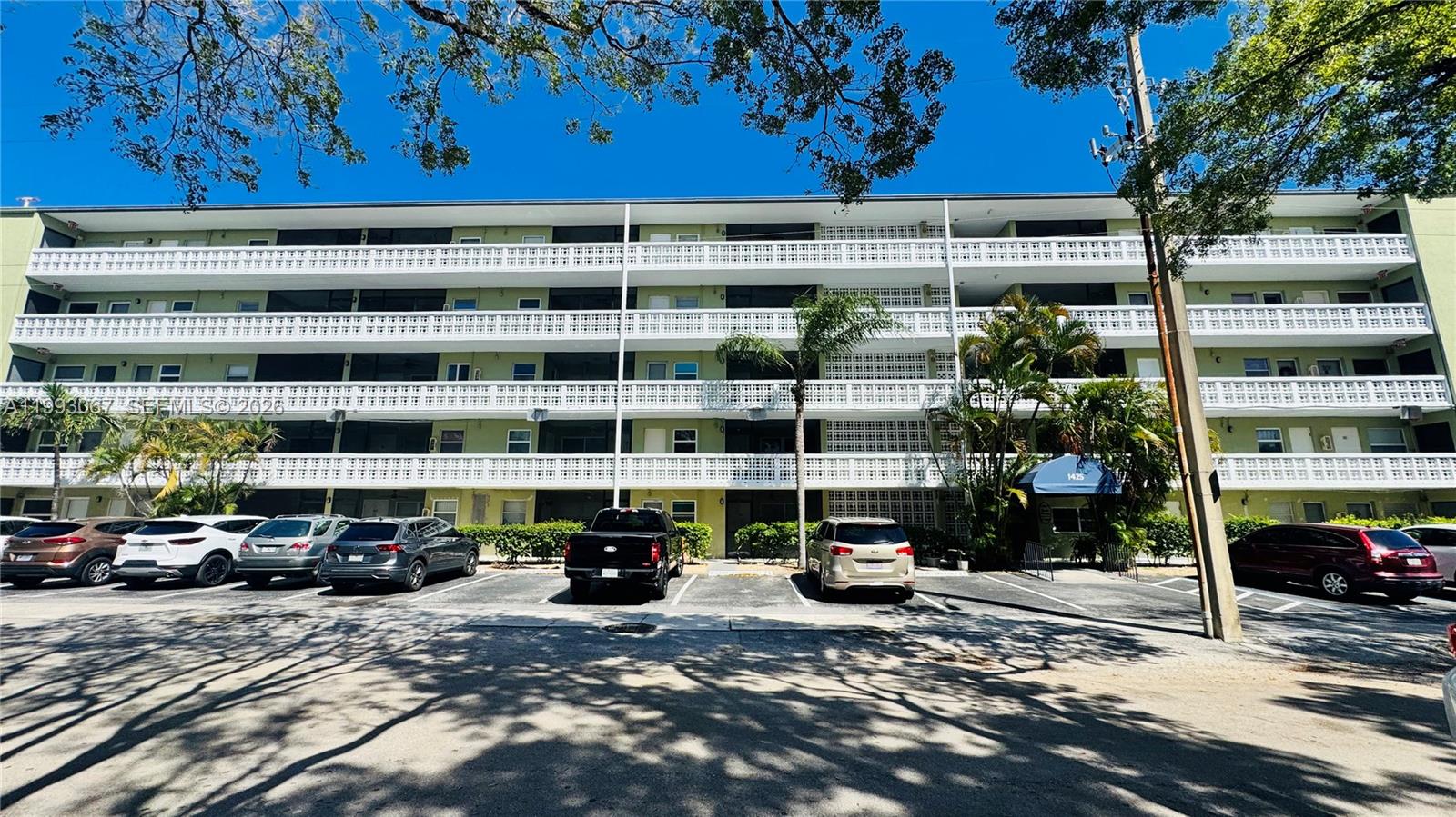 SANTA MONICA CONDOMINIUM - Residential