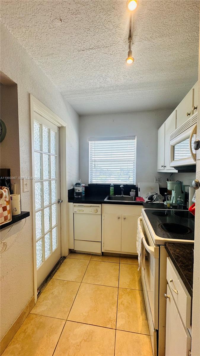 SANTA MONICA CONDOMINIUM - Residential