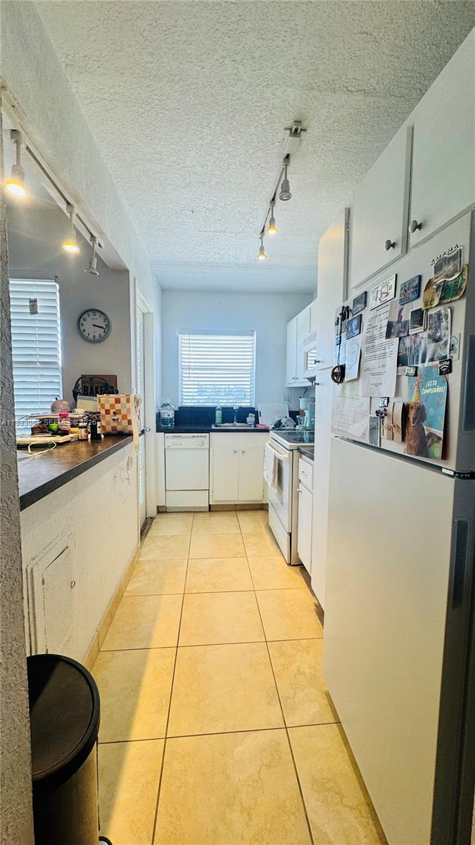 SANTA MONICA CONDOMINIUM - Residential