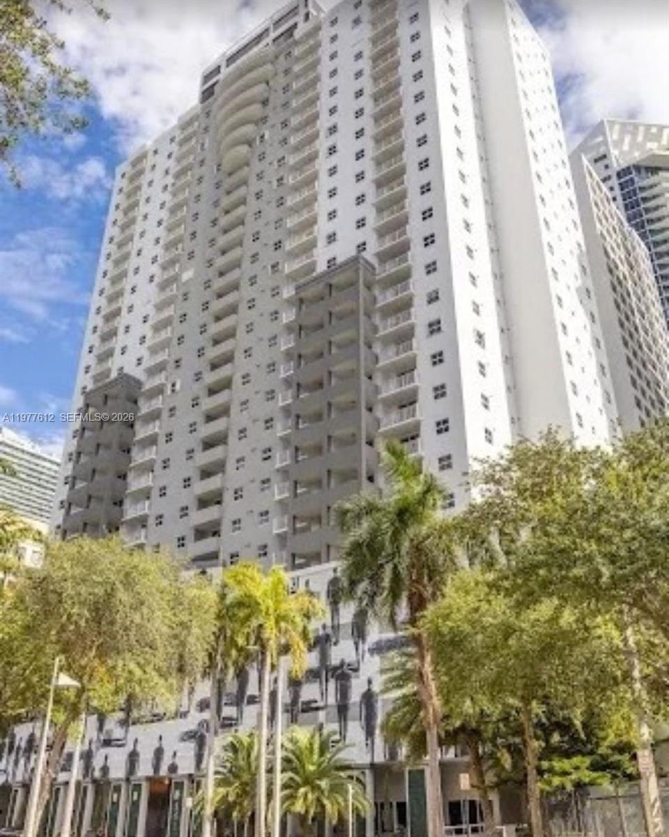 Best value 1-bedroom currently available at Fortune House in the heart of Brickell. This comfortable residence offers an open layout, wood floors, a large walk-in closet, and washer and dryer inside the unit. Offered partially furnished for added convenience and ready for immediate occupancy.
One assigned covered parking space included.
Fortune House is a full-service building featuring concierge service, valet parking, fitness center, heated pool, sauna, steam room, and an on-site restaurant and lounge.
Ideally located just minutes from Brickell City Centre, Mary Brickell Village, the Metromover, and Brickell’s best dining and entertainment.
Vacant, easy to show, and priced for a quick rental.