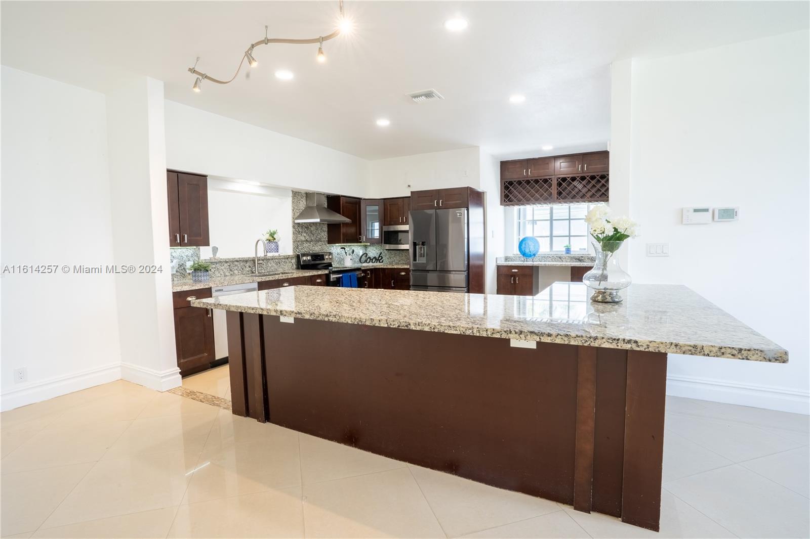 LAKESIDE ESTATES - Residential
