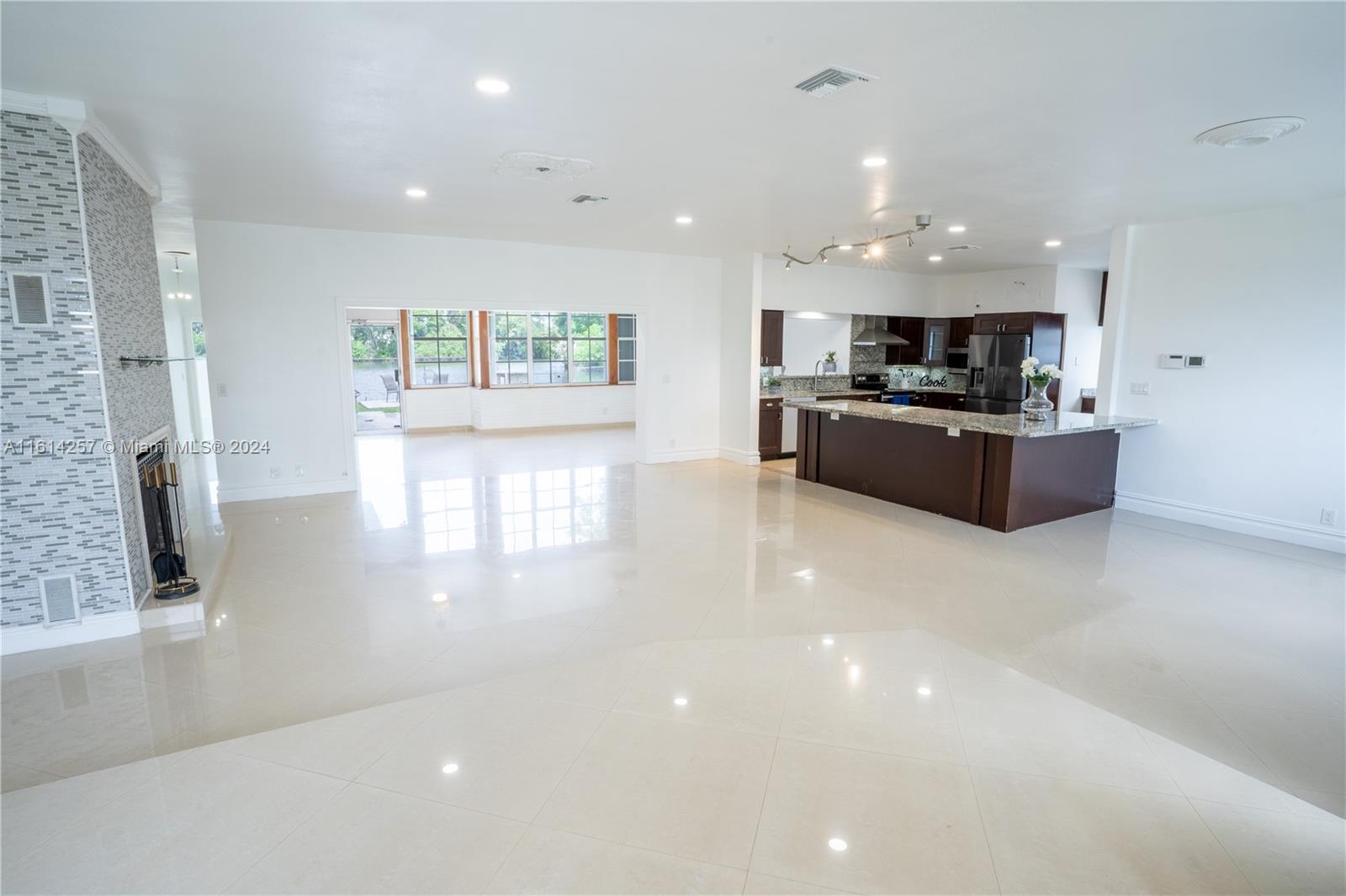 LAKESIDE ESTATES - Residential