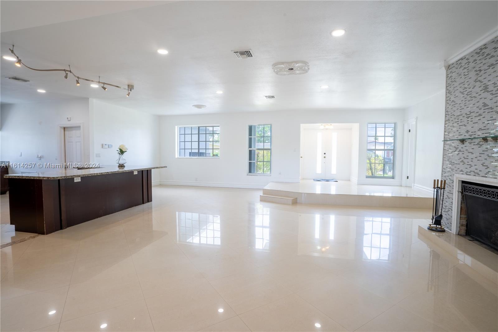 LAKESIDE ESTATES - Residential
