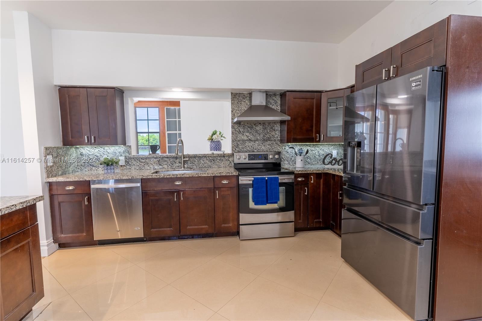 LAKESIDE ESTATES - Residential