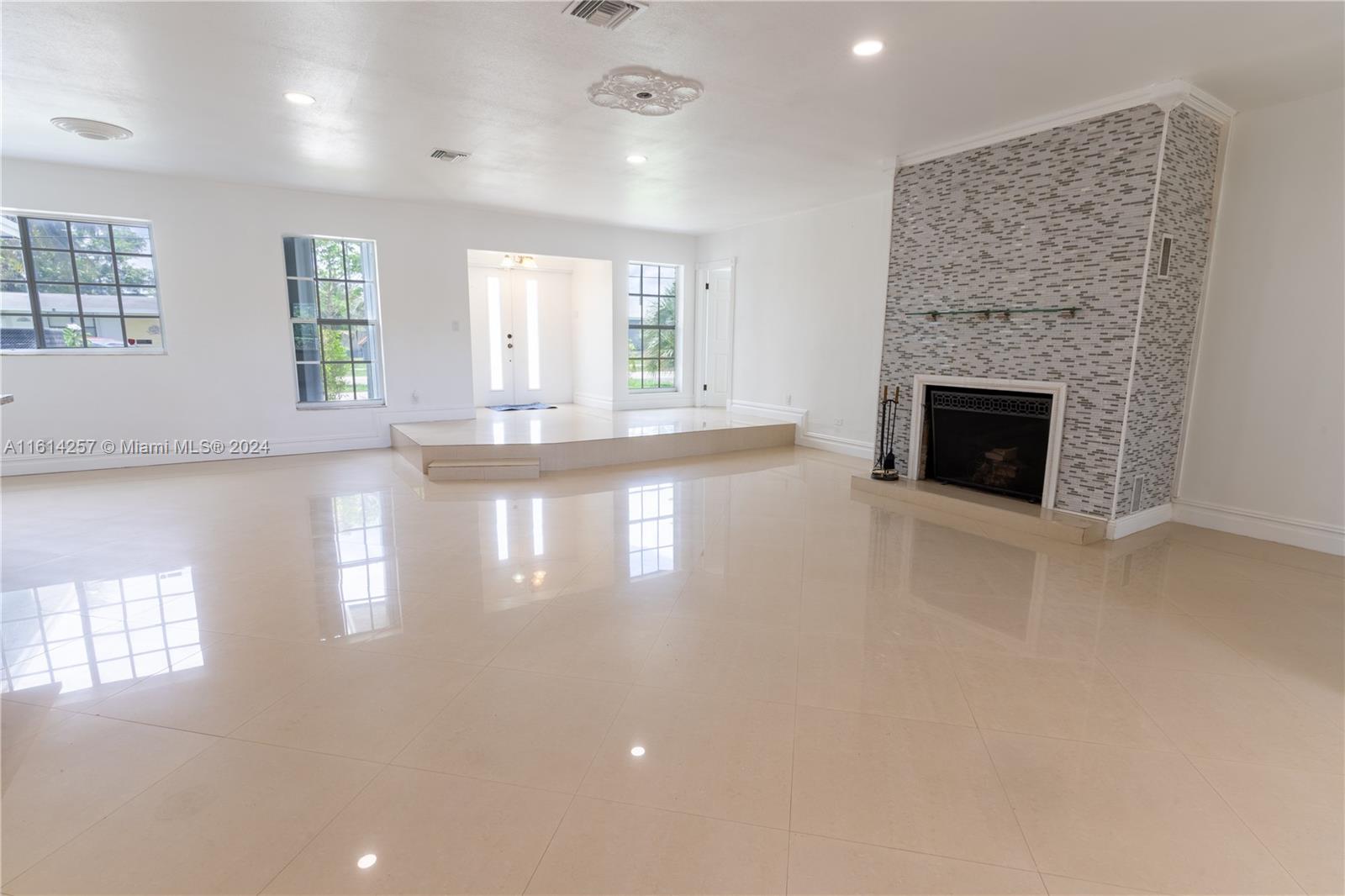 LAKESIDE ESTATES - Residential
