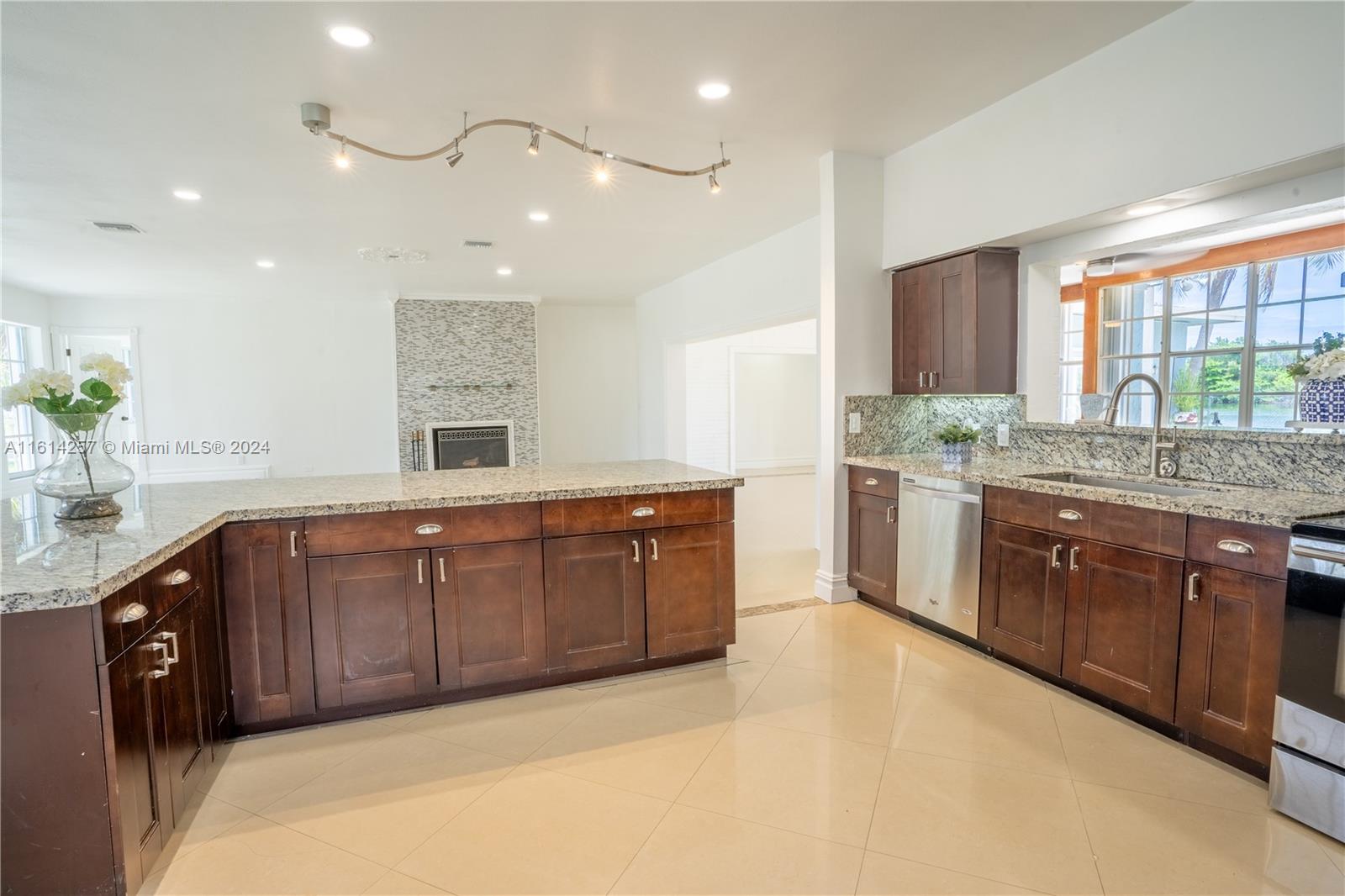 LAKESIDE ESTATES - Residential
