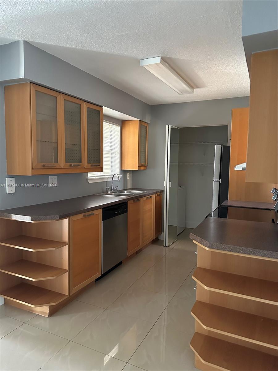 REMODELED, Super bright ground floor apartment.

2 bedrooms, 1 bathroom, kitchen, living room.

New large ceramic floors and neutral and light color.

Spacious kitchen with brand new appliances.

LAUNDRY IN THE UNIT.

Patio with a storage space.

Close to the best schools and shopping in Coral Springs.