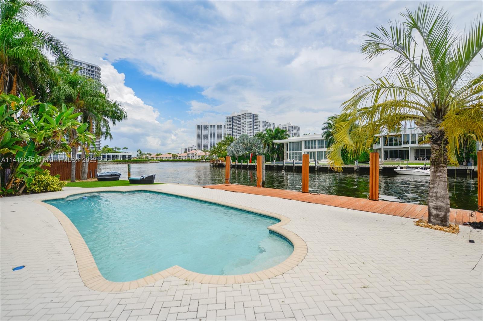 GOLDEN BEACH SEC E - Residential