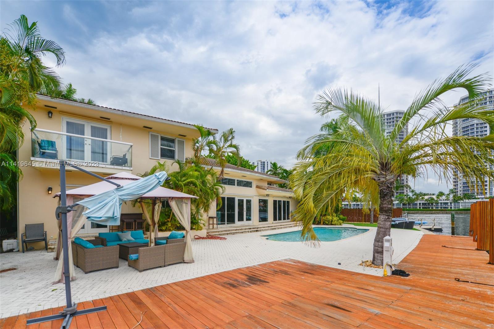 GOLDEN BEACH SEC E - Residential