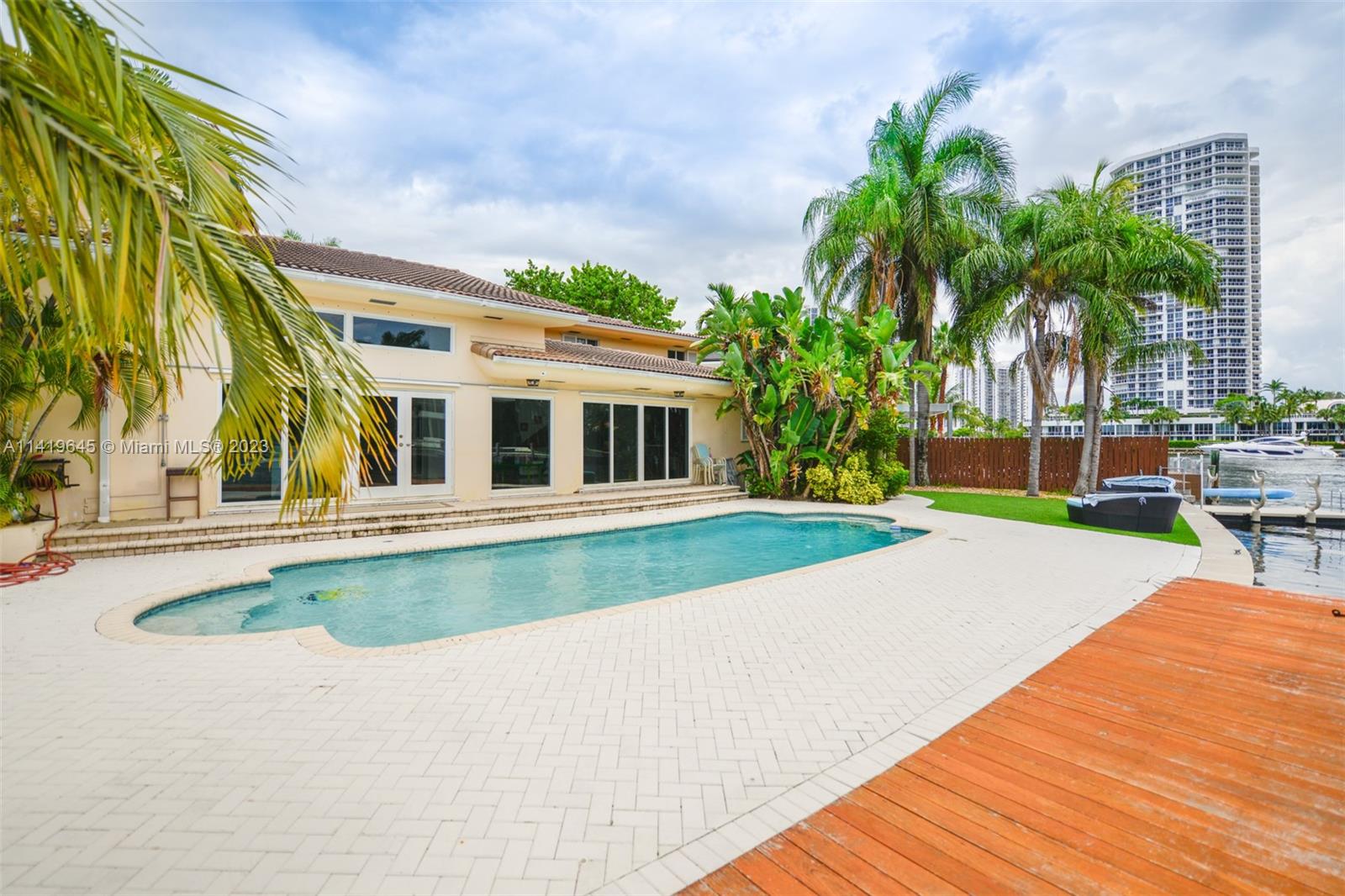GOLDEN BEACH SEC E - Residential
