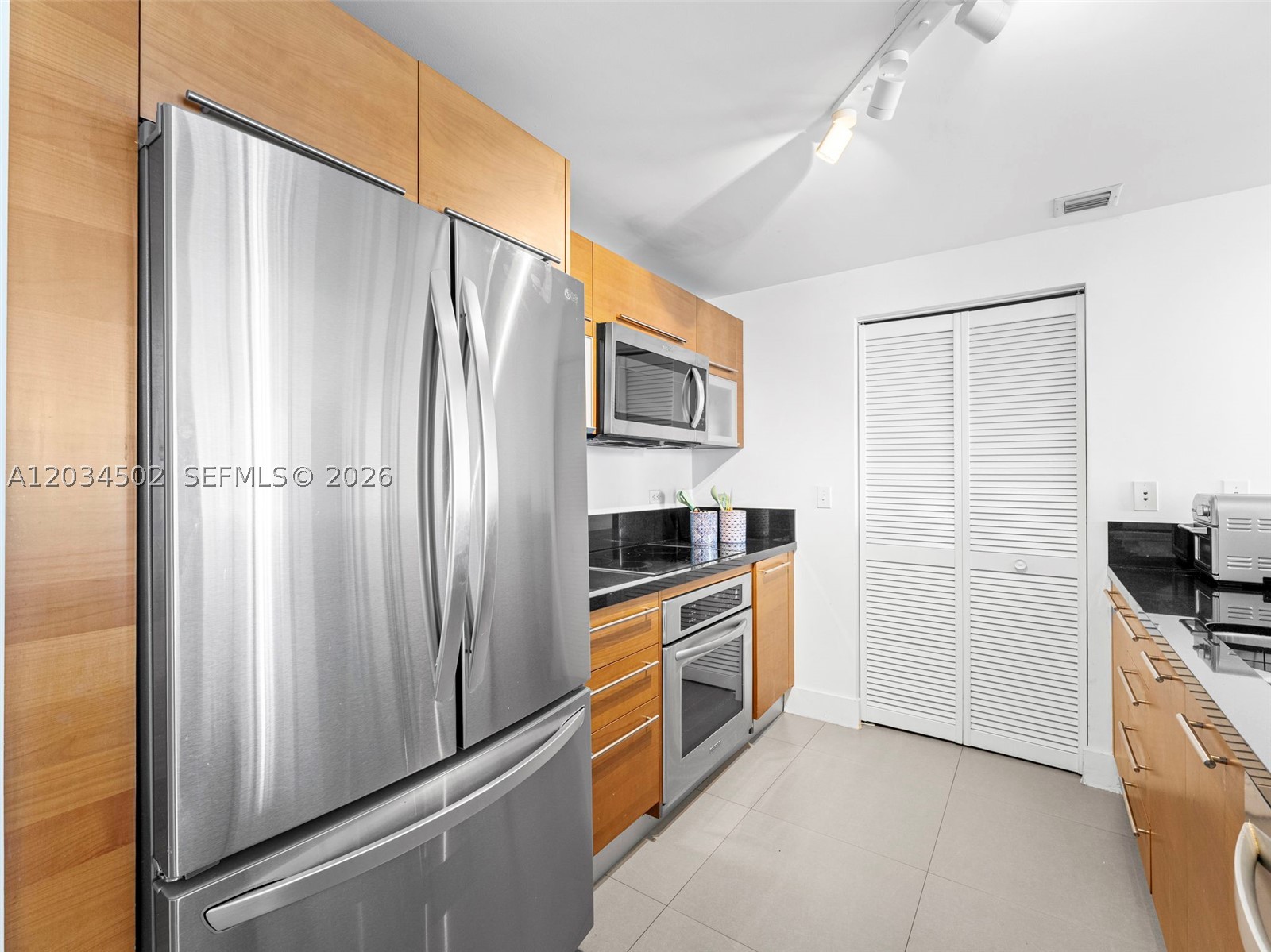VIZCAYNE SOUTH CONDO - Residential