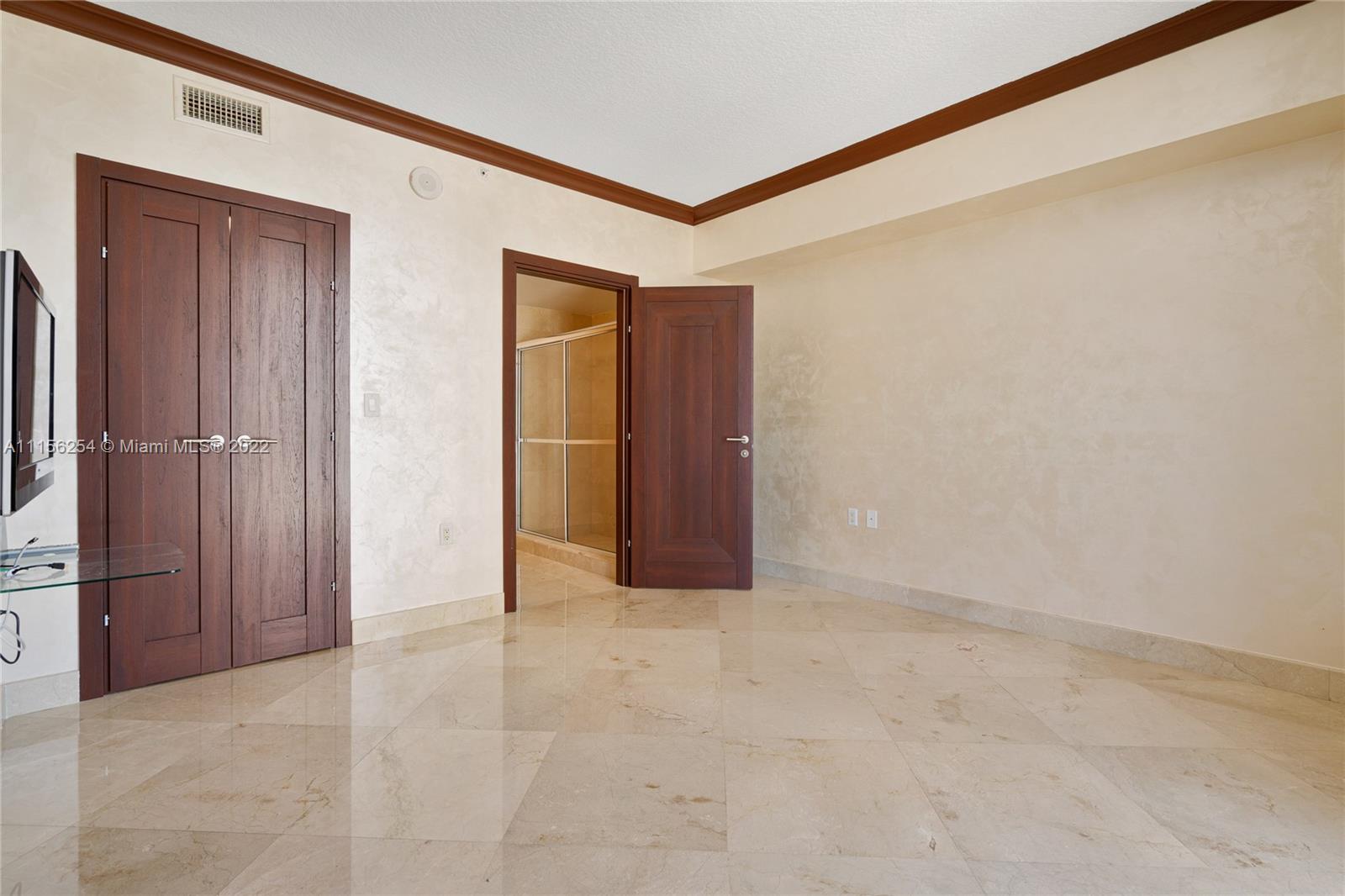 SAYAN CONDO - Residential