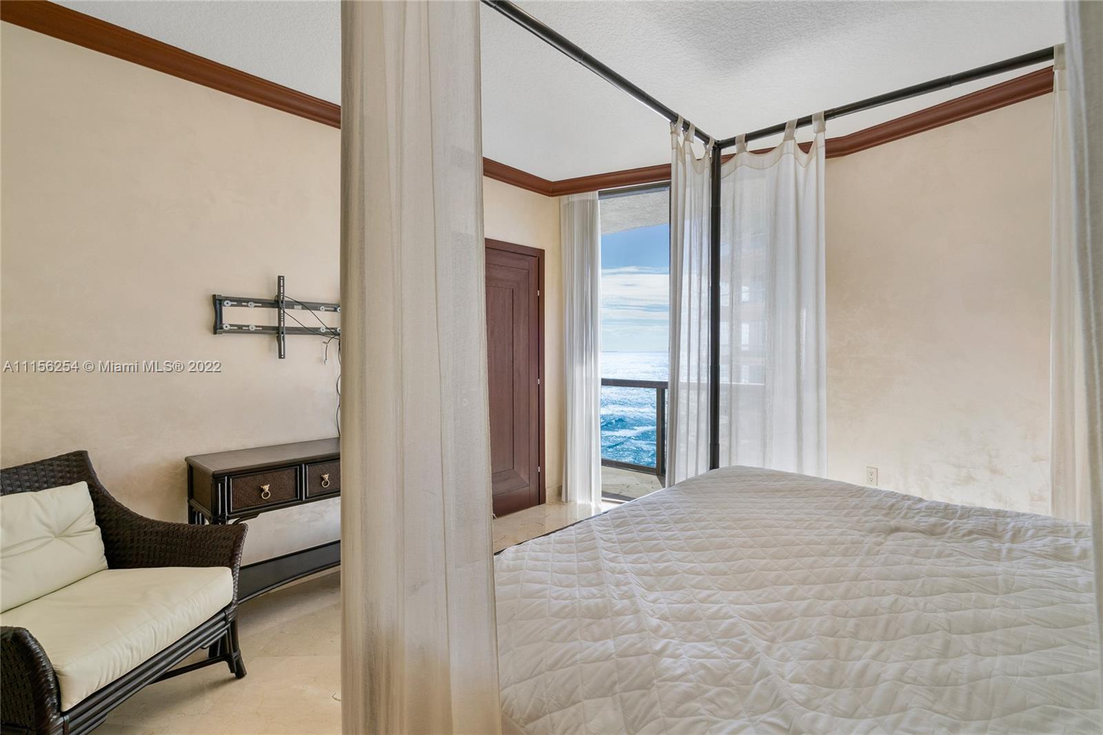 SAYAN CONDO - Residential
