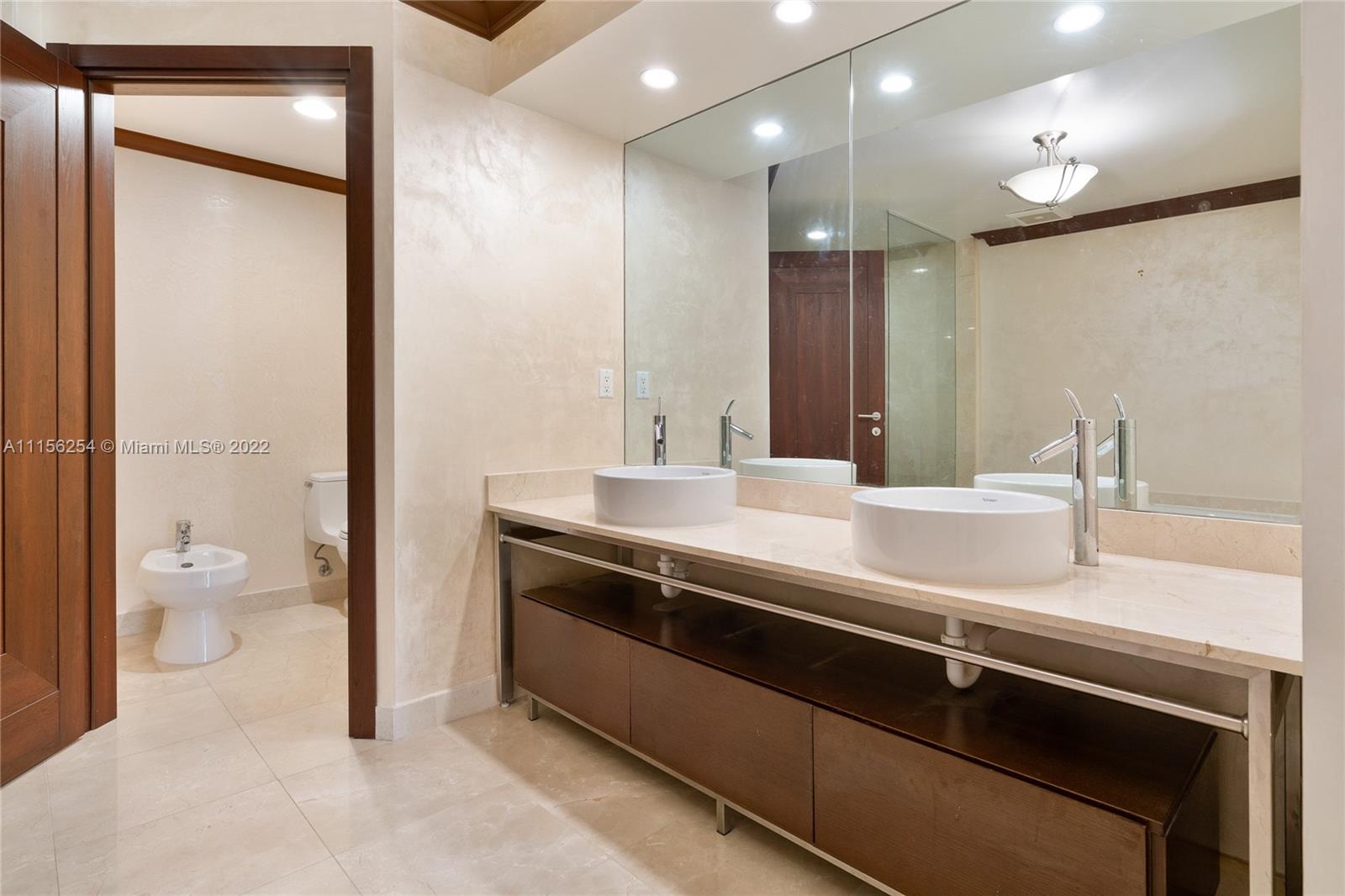 SAYAN CONDO - Residential
