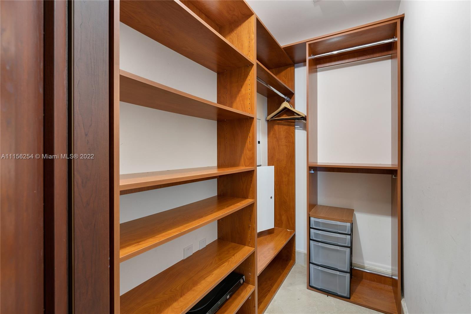 SAYAN CONDO - Residential