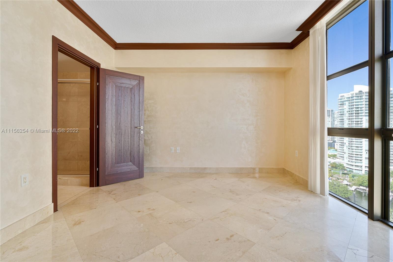 SAYAN CONDO - Residential