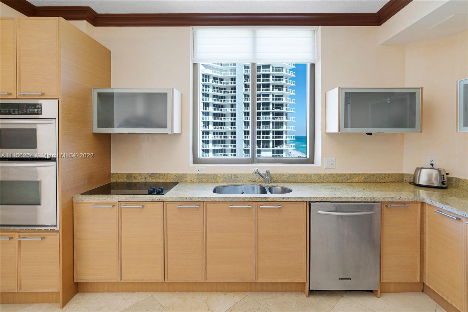SAYAN CONDO - Residential