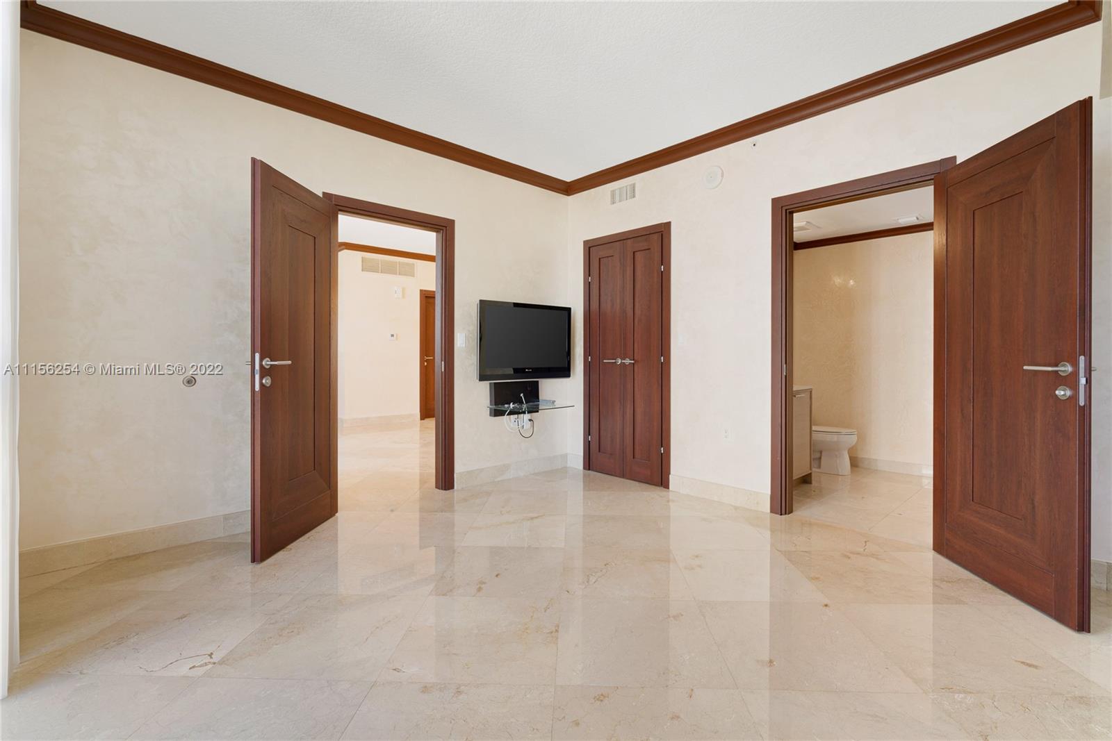 SAYAN CONDO - Residential