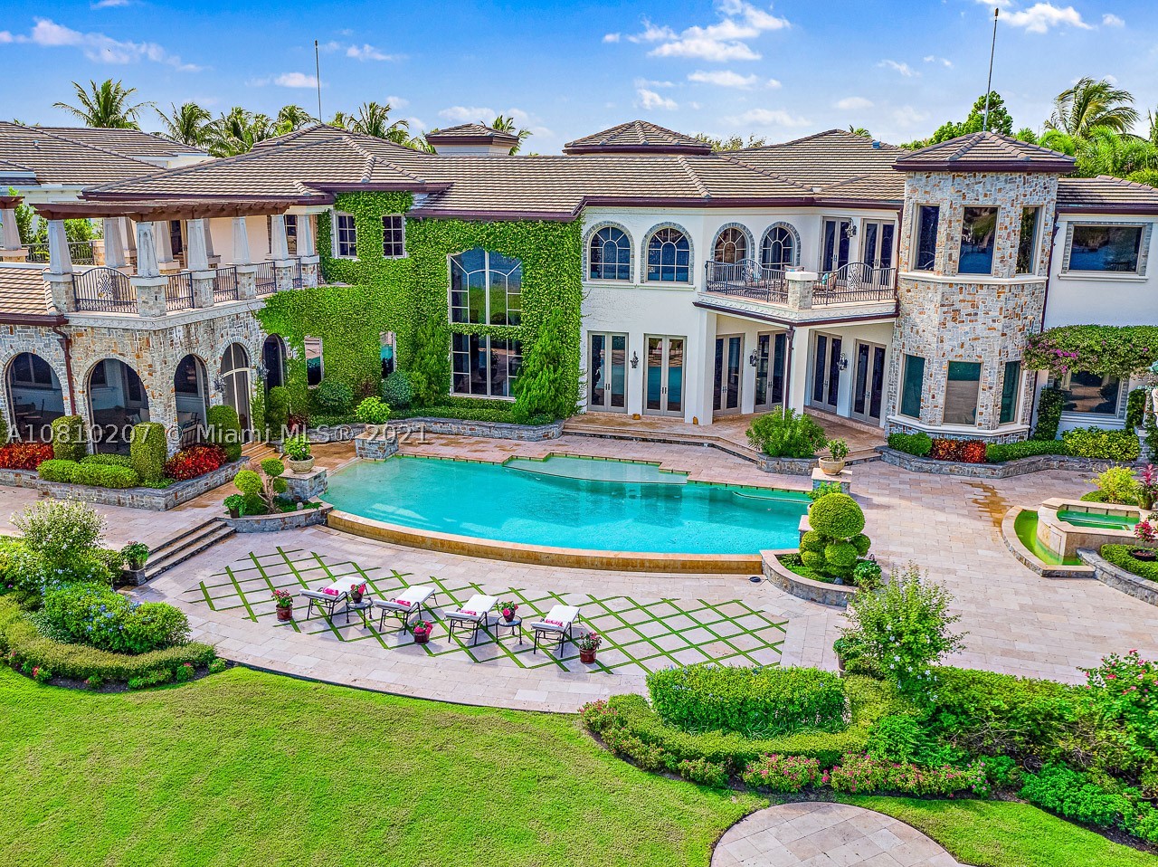 Just completed a massive update, this home is ready to accommodate a fabulous coastal style. New clean-line white contemporary finishes, blended with some traditional textures. Wide open floor plan, light, white, bright, and water views everywhere! This direct intracoastal estate sprawls on a vast and stunning piece of property and Admirals Cove amenities create the ultimate upscale resort lifestyle.