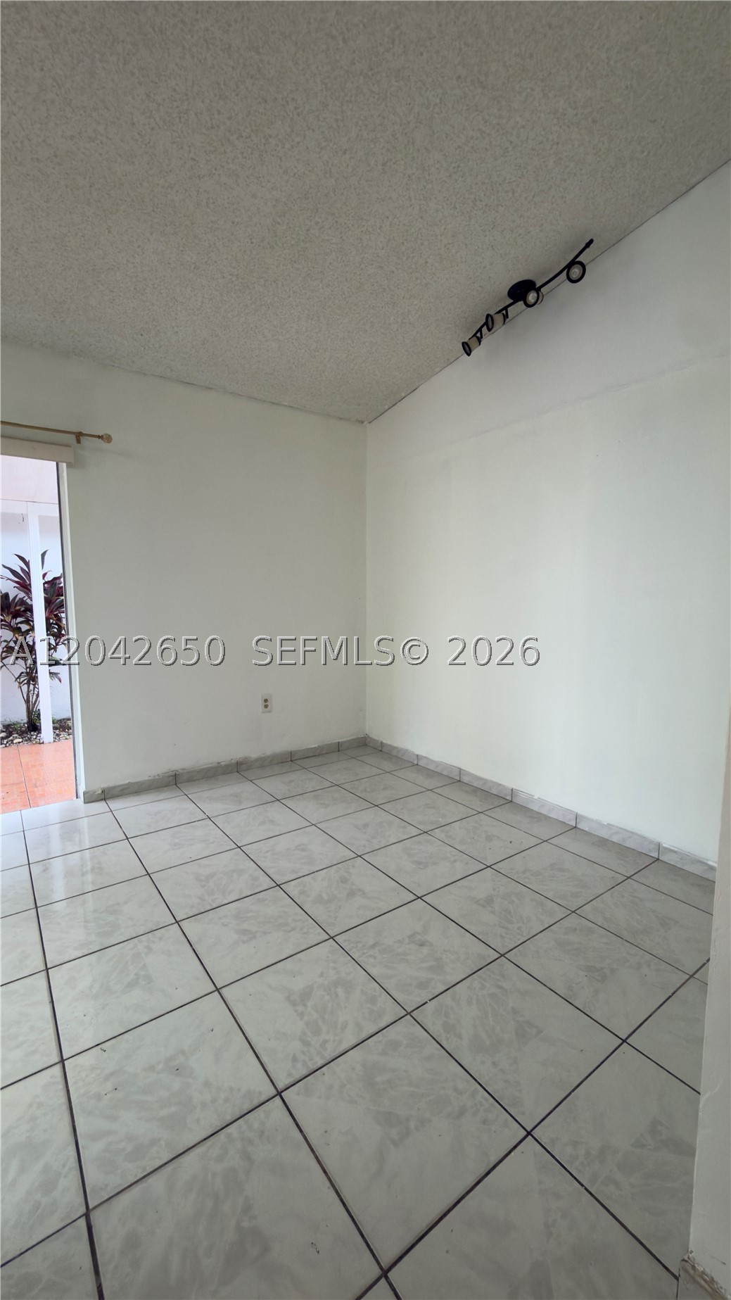 COUNTRY LAKE PARK 1ST ADD - Residential Lease
