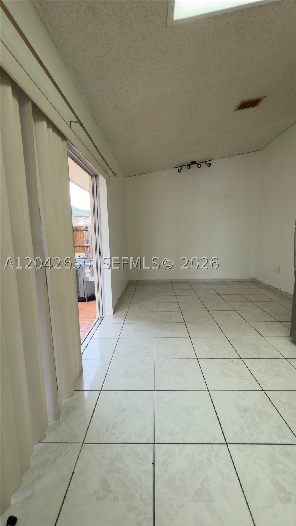 COUNTRY LAKE PARK 1ST ADD - Residential Lease