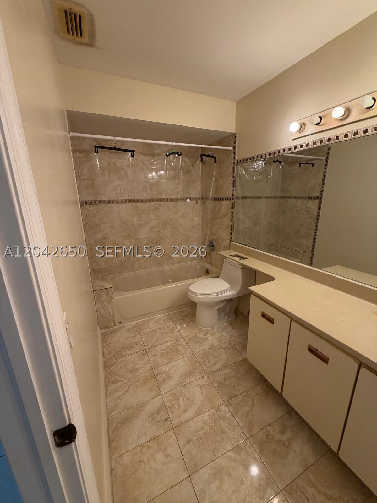 COUNTRY LAKE PARK 1ST ADD - Residential Lease