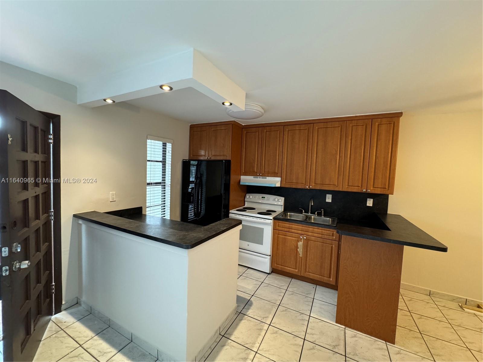HIGHLANDS AT KENDALL LKS - Residential Lease