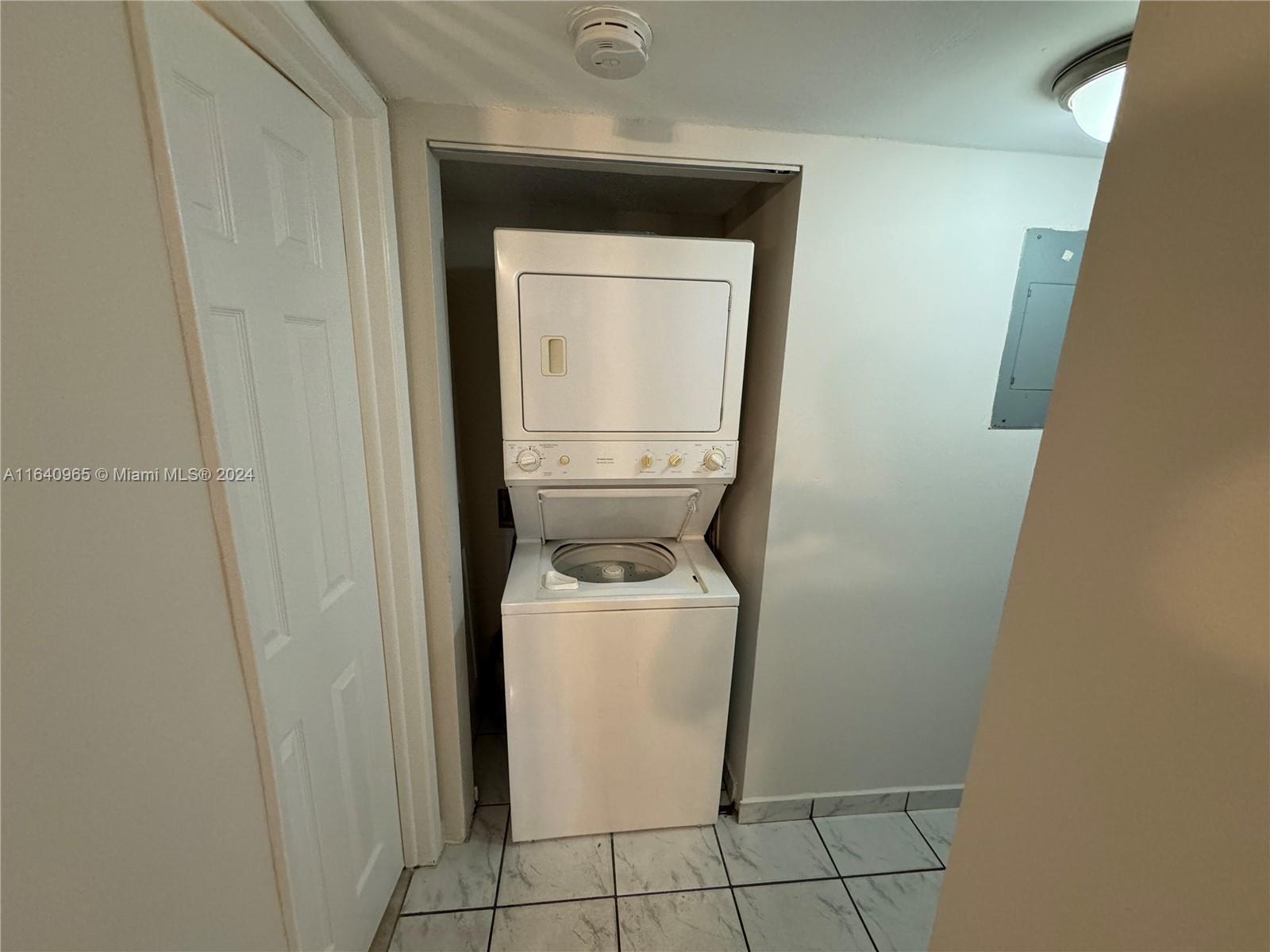 HIGHLANDS AT KENDALL LKS - Residential Lease