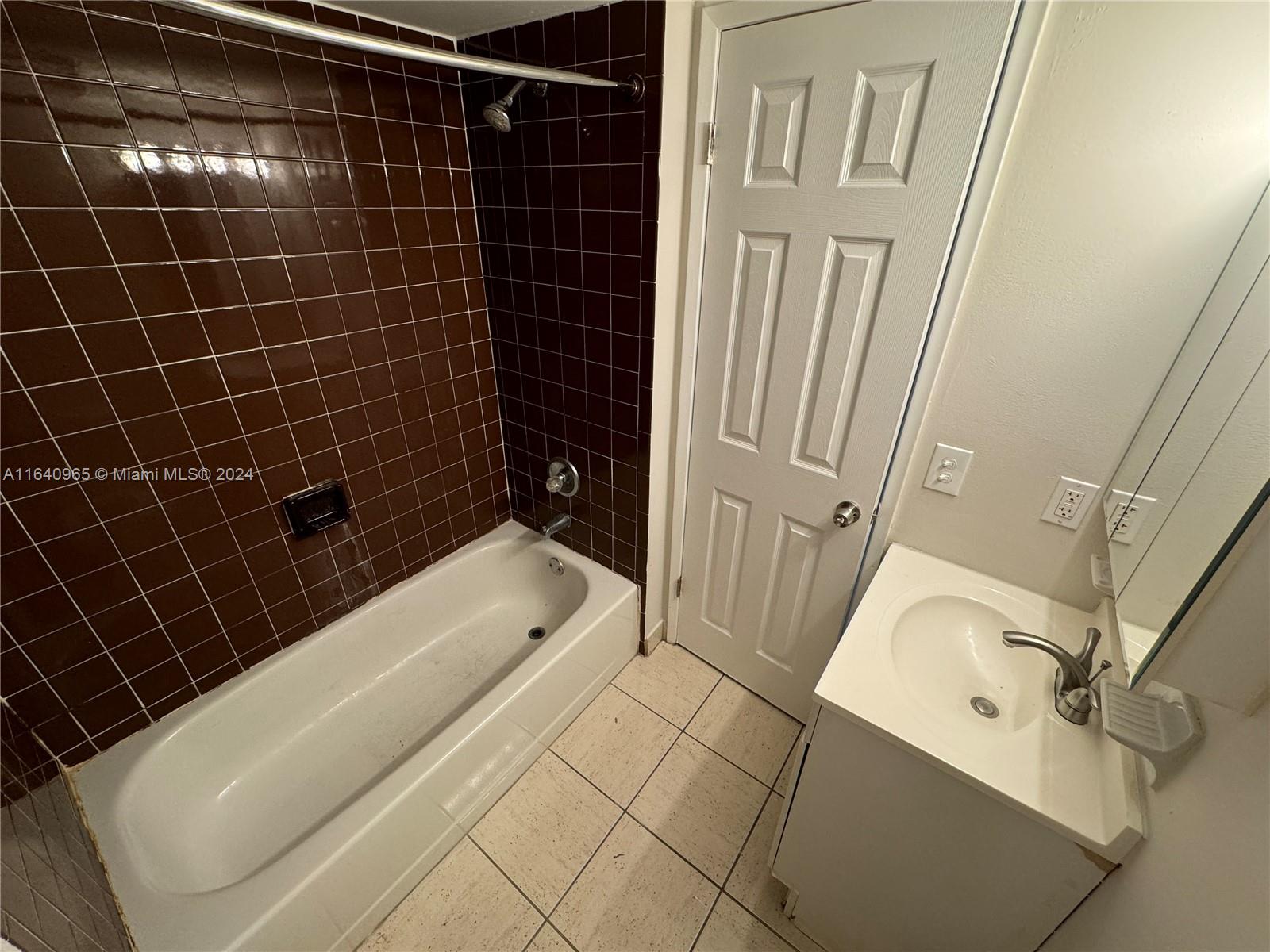 HIGHLANDS AT KENDALL LKS - Residential Lease