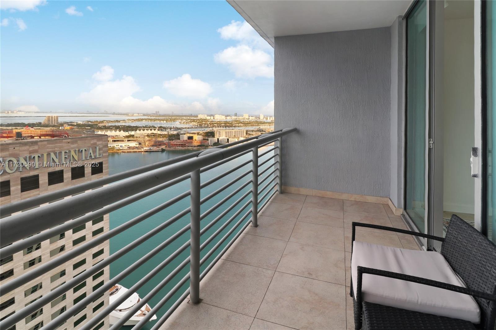 PRIME LOCATION! STUNNING BAY AND CITY VIEWS FROM EVERY CORNER! SPACIOUS 2/2 WITH PANORAMIC VIEWS THAT CAN BE ENJOYED FROM BOTH BEDROOMS, LIVING AREA AND BALCONY. 
ENJOY AMENITIES SUCH AS POOL, JACUZZI, GYM, BEATIFUL SOCIAL ROOMS, VALET PARKING. WALKING DISTANCE TO ALL OF MIAMI'S HOTSPOT RESTAURANTS AND ENTERTAINMENT. JUST A COUPLE OF BLOCKS TO METRO STATION. ACROSS THE BRIDGE FROM BRICEKELL IS JUST A 10 MINUTE WALK. A MUST SEE.