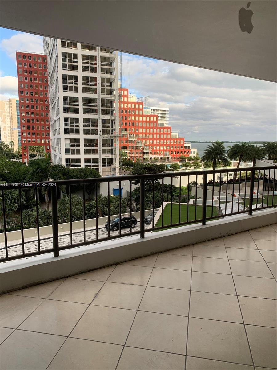 Studio. Large Balcony. Free Valet Parking. Appointed Amenities: Pool, Fully Equipped Gym. Marina. Walk to Metro, Brickell City Center, Easy access to I-95, MIA Airport and Beaches.                                              Showing Instructions:  Most Call the Listing Agent.