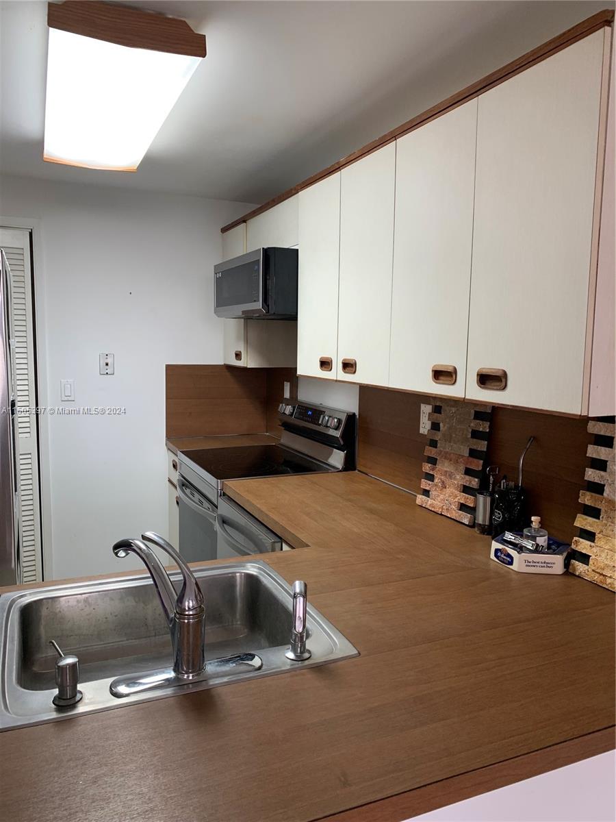 VILLA REGINA CONDO - Residential