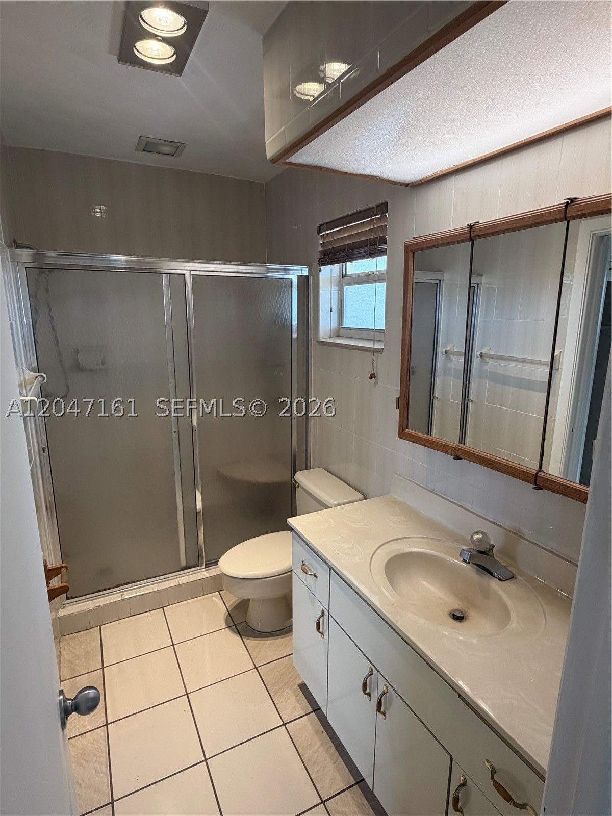 BISCAYNE LAKE GDN BLDG B - Residential Lease