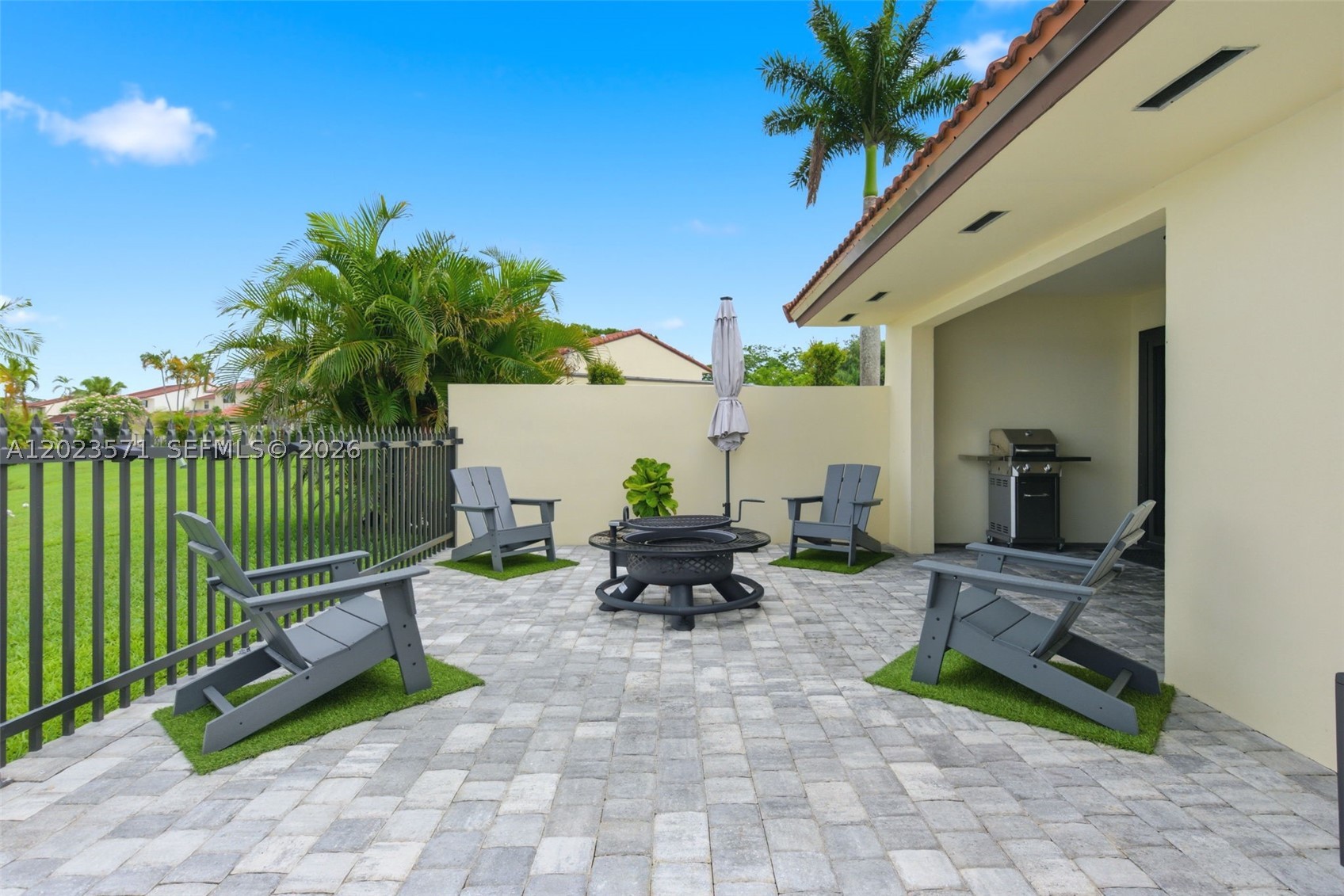 TOWNHOMES OF COUNTRY LAKE - Residential
