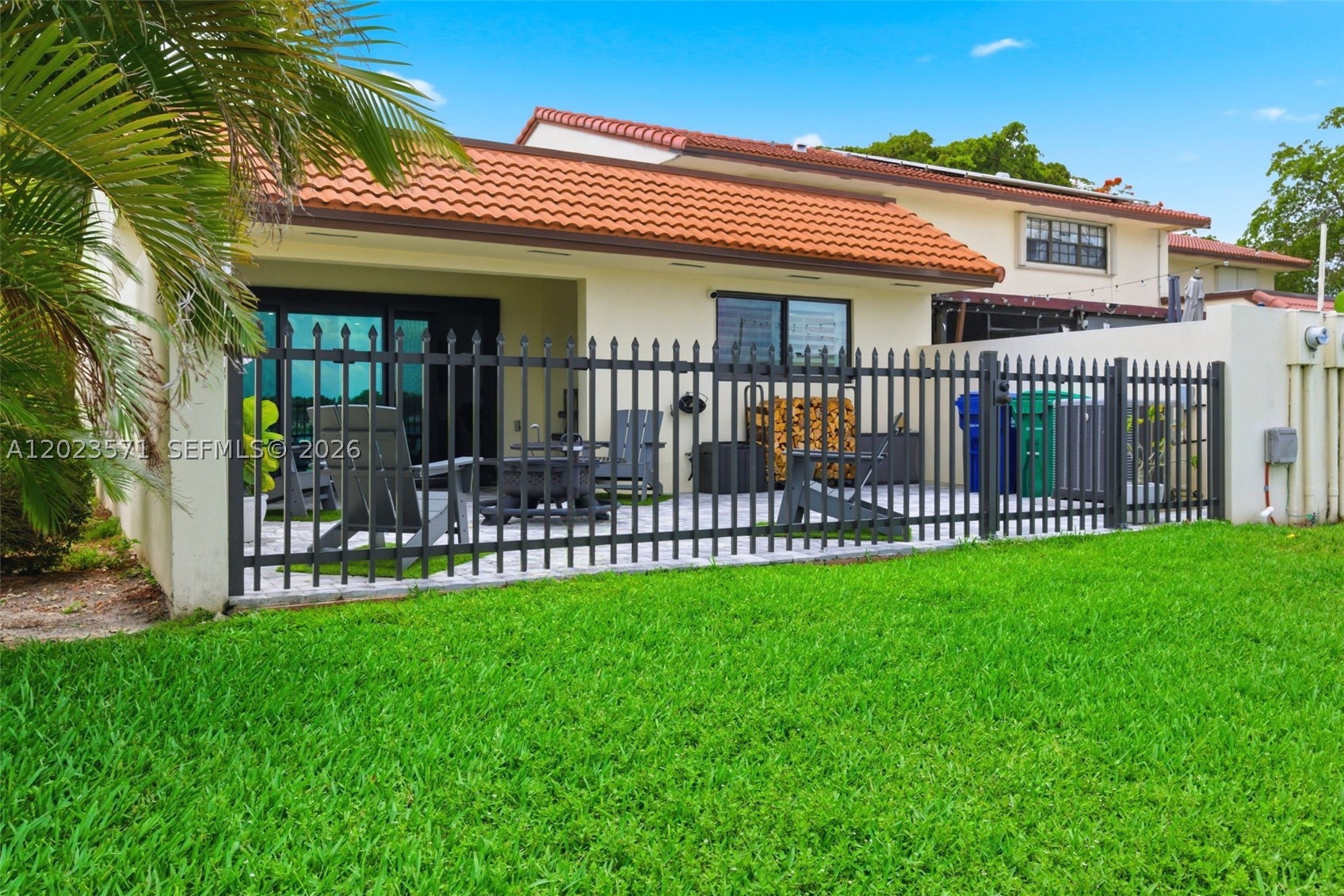 TOWNHOMES OF COUNTRY LAKE - Residential