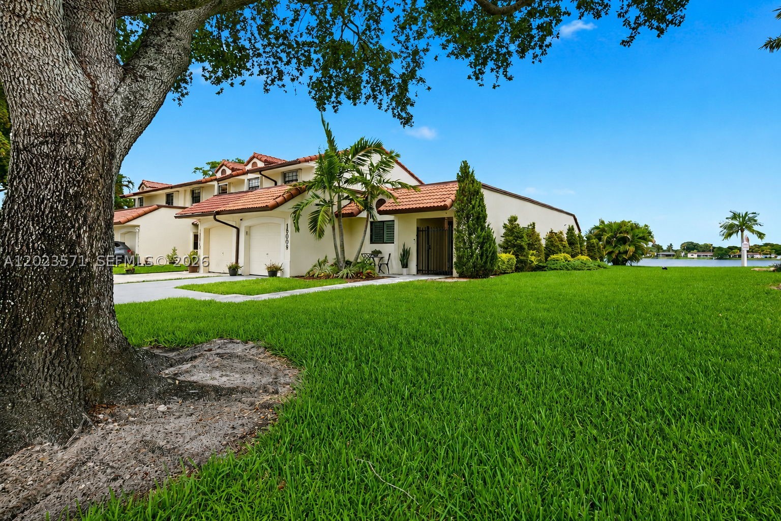 TOWNHOMES OF COUNTRY LAKE - Residential