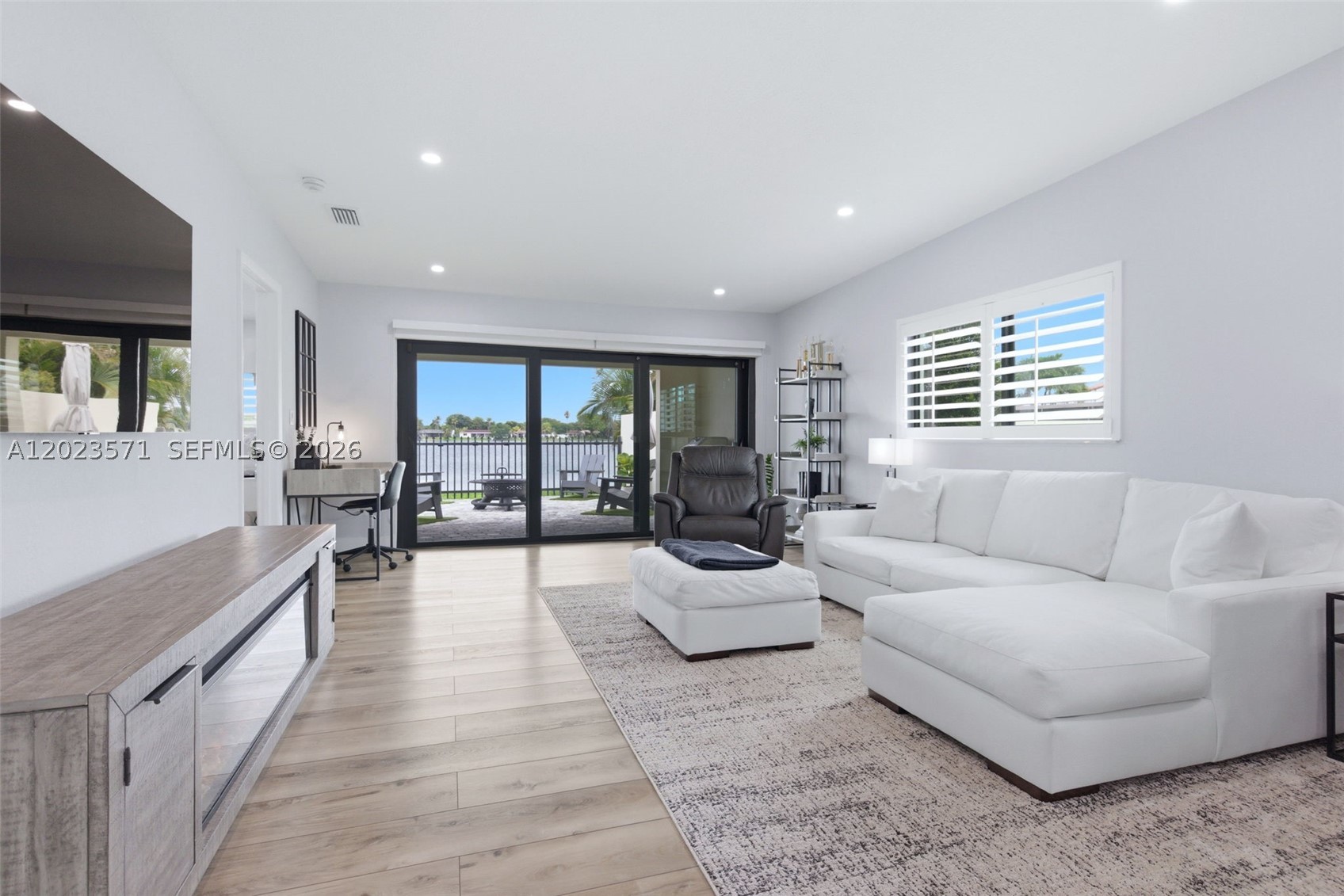 TOWNHOMES OF COUNTRY LAKE - Residential