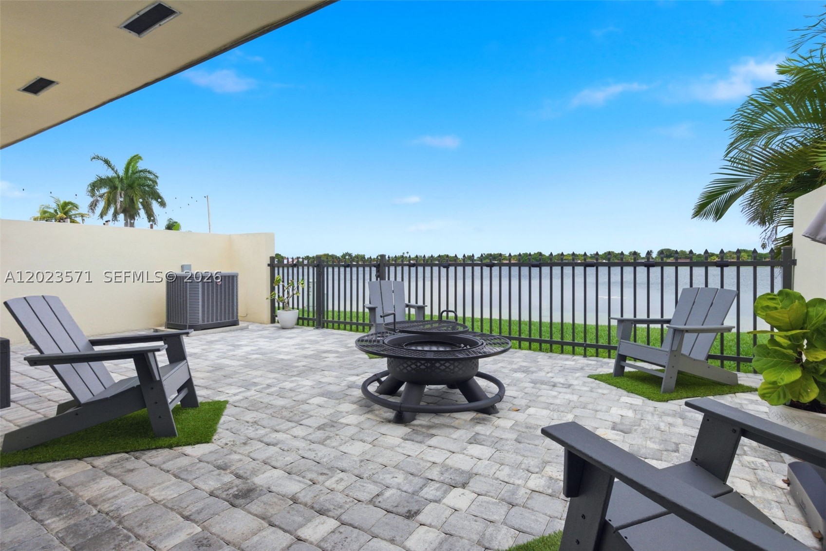 TOWNHOMES OF COUNTRY LAKE - Residential