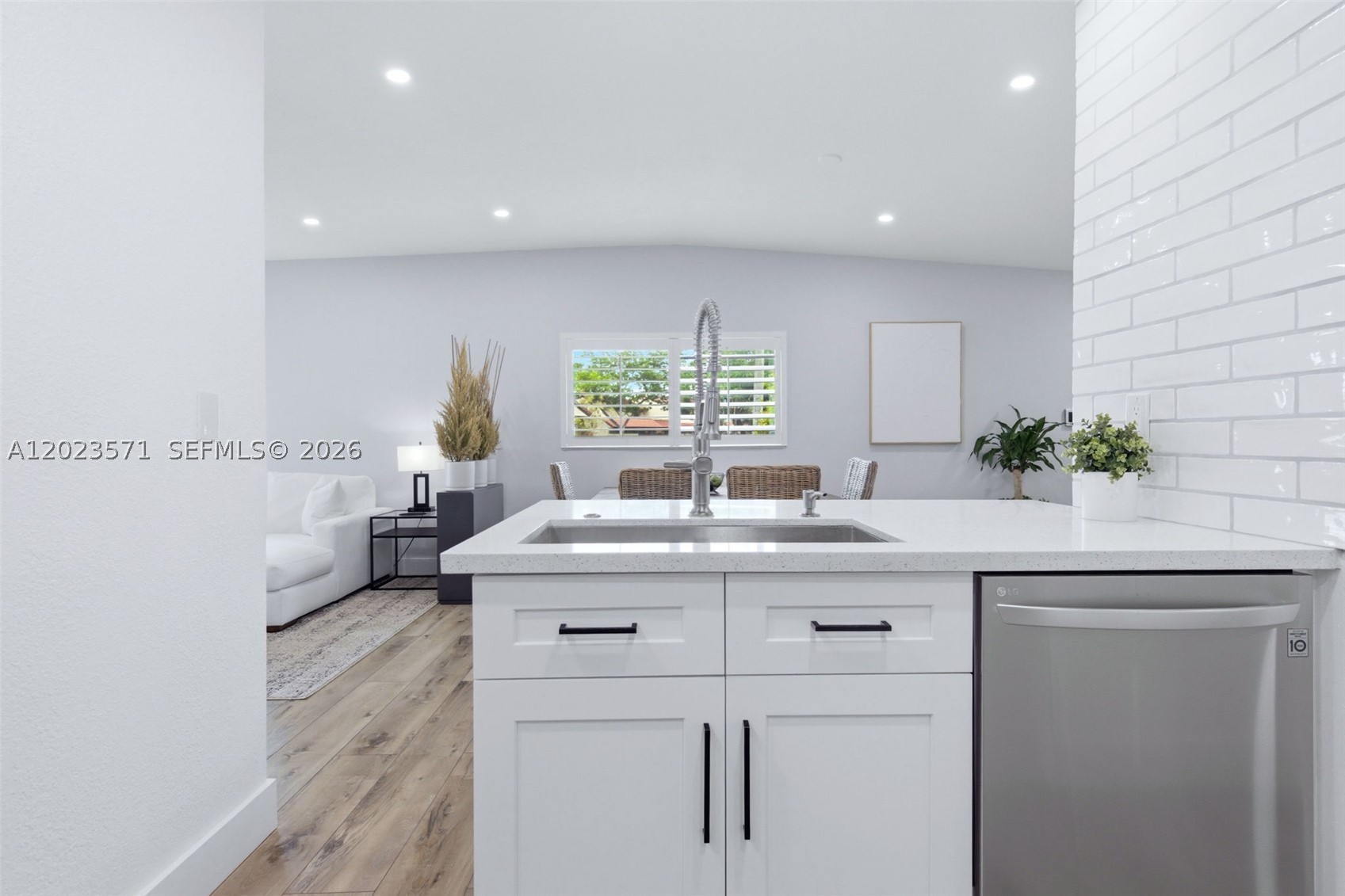 TOWNHOMES OF COUNTRY LAKE - Residential