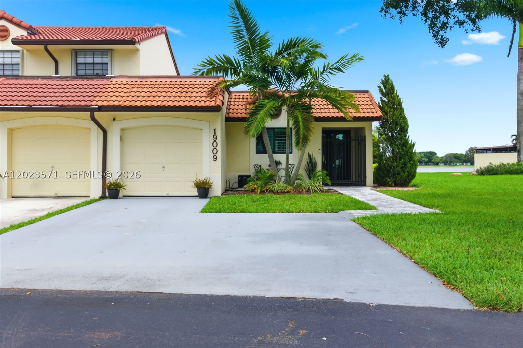 TOWNHOMES OF COUNTRY LAKE - Residential