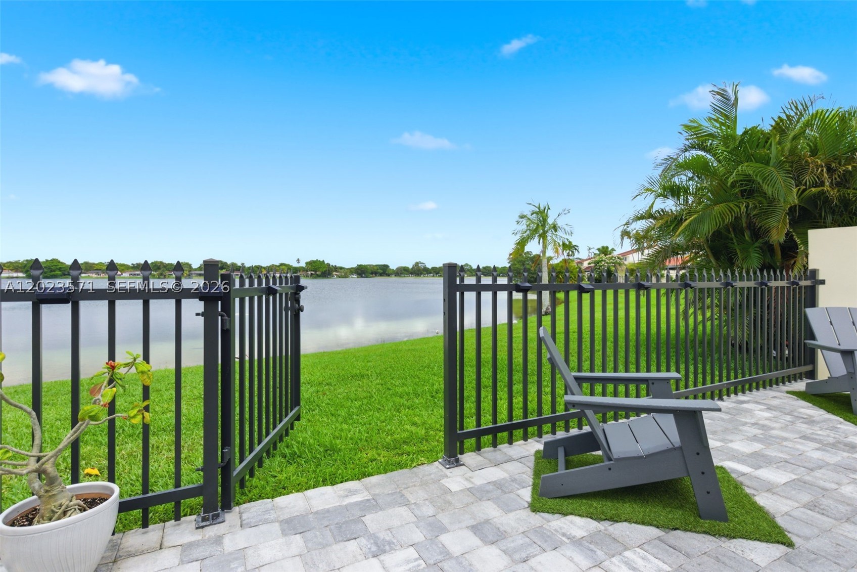 TOWNHOMES OF COUNTRY LAKE - Residential