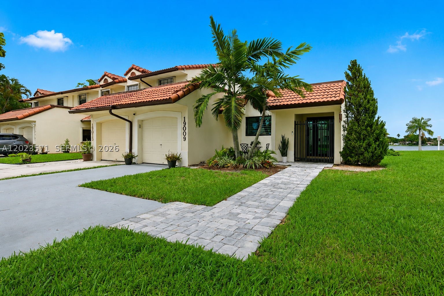 TOWNHOMES OF COUNTRY LAKE - Residential