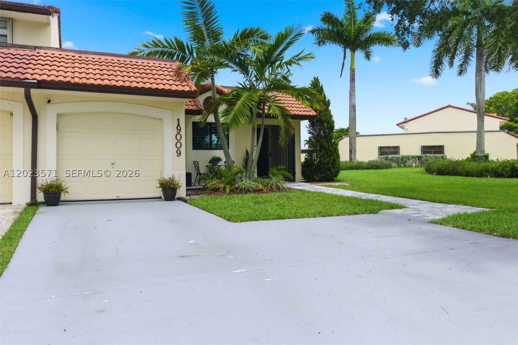 TOWNHOMES OF COUNTRY LAKE - Residential