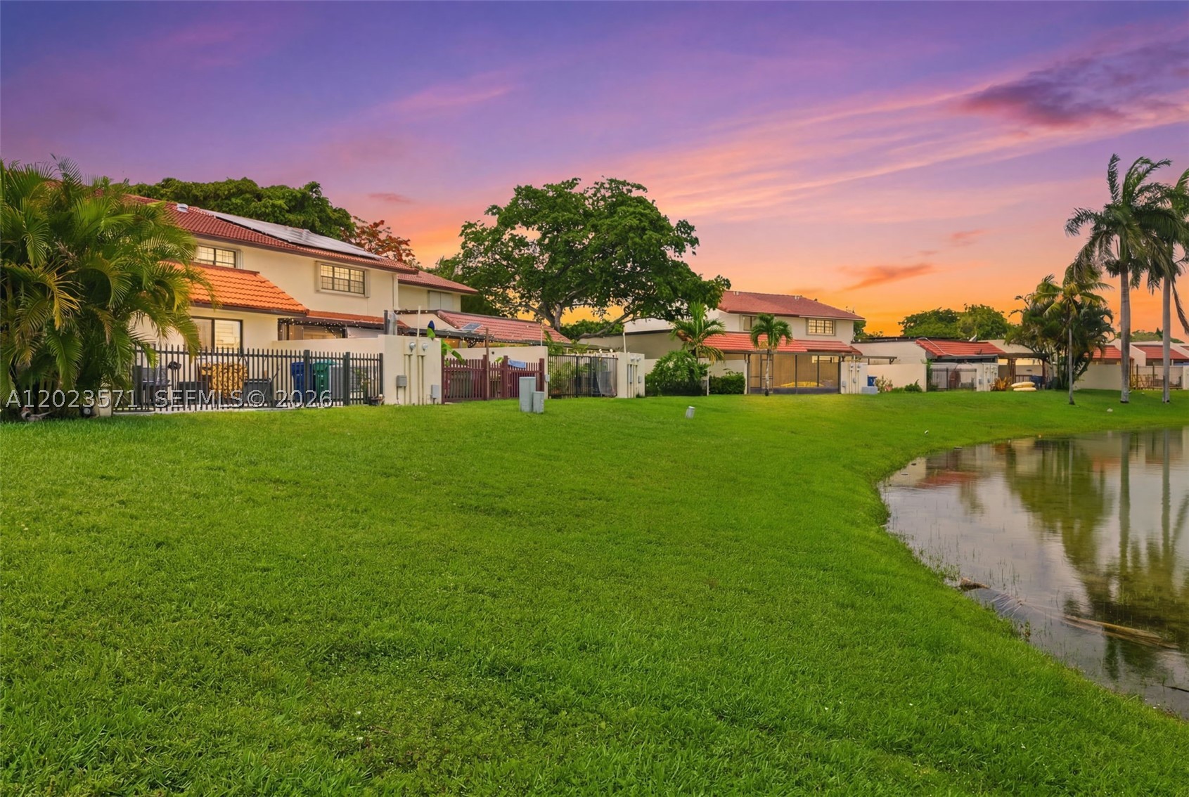 TOWNHOMES OF COUNTRY LAKE - Residential
