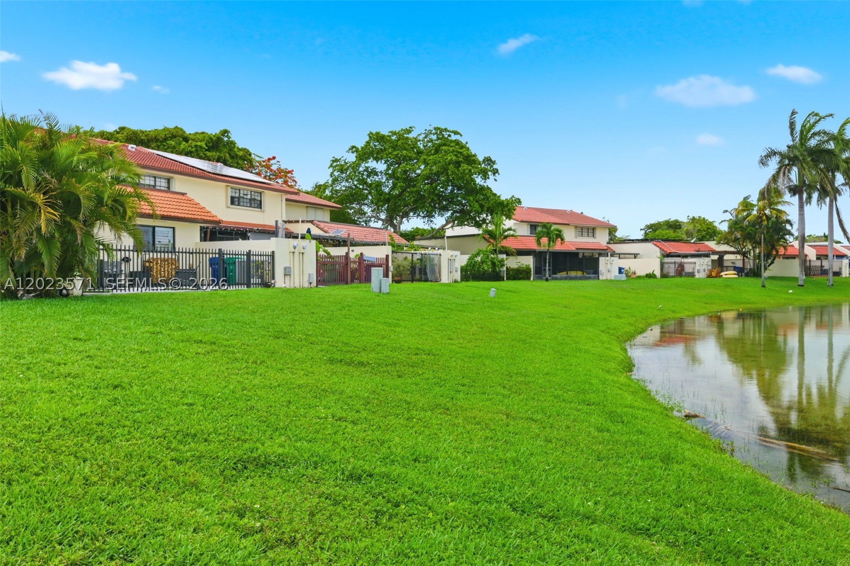 TOWNHOMES OF COUNTRY LAKE - Residential