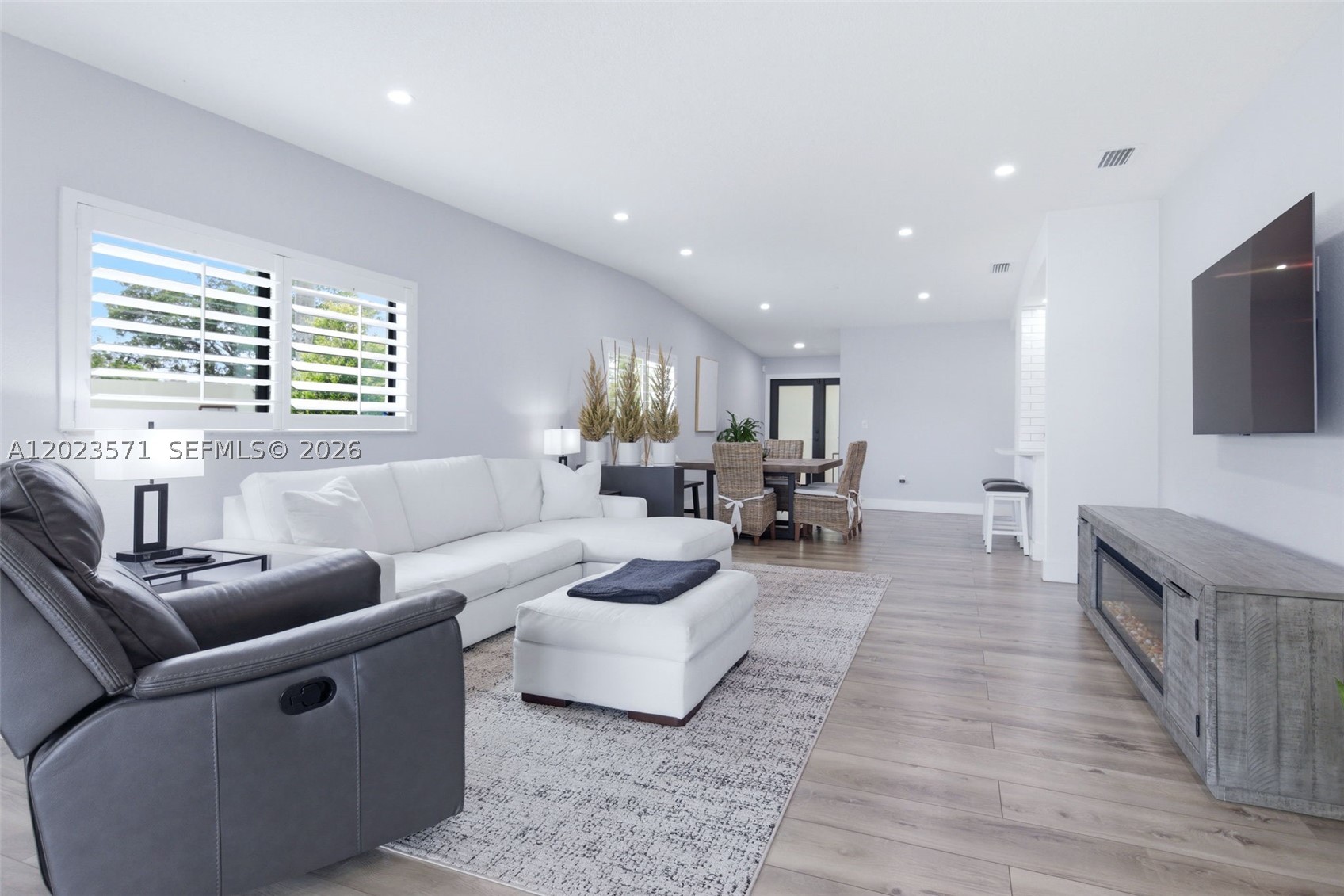 TOWNHOMES OF COUNTRY LAKE - Residential